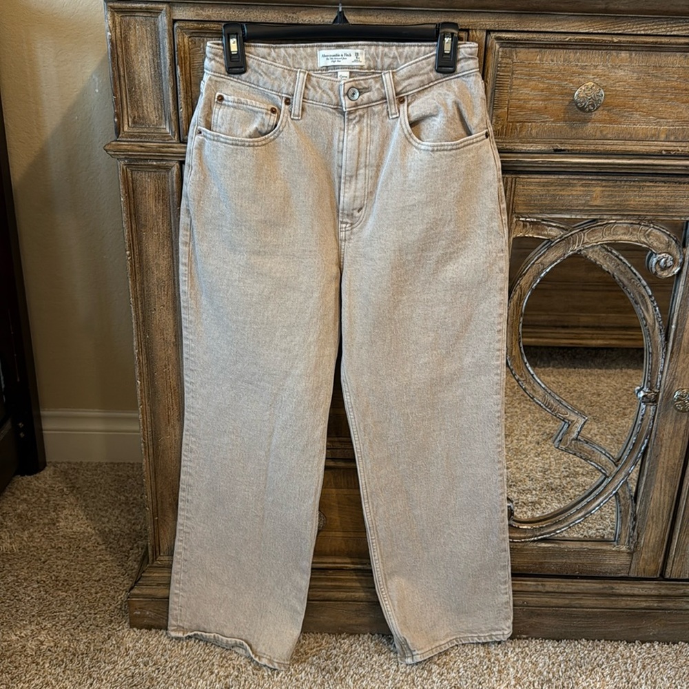 Abercrombie & Fitch NWOT high rise 90s relaxed jean 
28/6 x-short beige cream